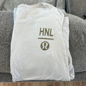 lululemon Honolulu, HI (HNL) Women’s T-Shirt - White with Gold details (6)